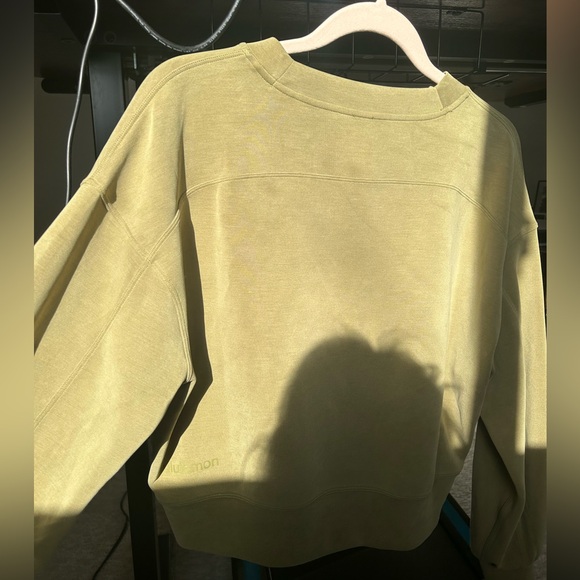 LULULEMON - Softstreme Perfectly Oversized Cropped Crew - Picture 2 of 4